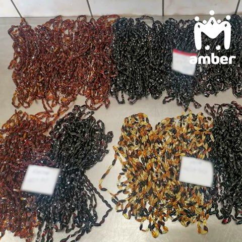 В Калининграде отец с сыном пытались вывести через границу 230 янтарных ожерелий. Фото: t.me/amber_mash