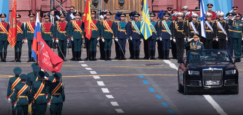 В начале парада 9 мая в 10 часов утра вносится Знамя Победы. ФОТО: gigarama.ru