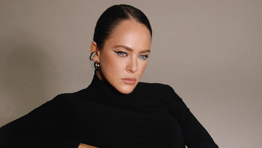 У Аглаи Тарасовой нашли запрещенку в аэропорту — в ее вейпе был гашиш с маслом. Фото: @breakingmash