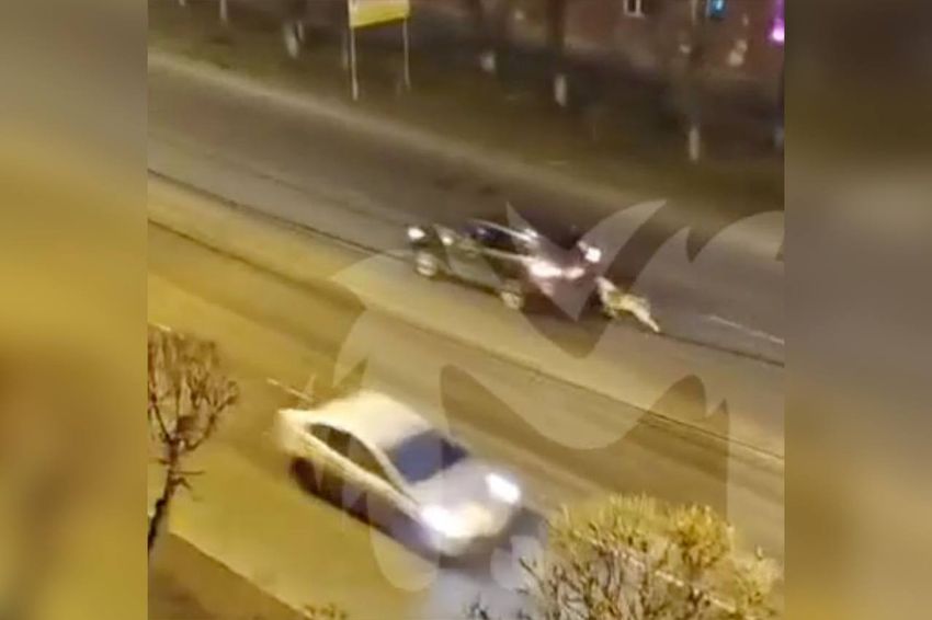 В Красноярске неадекватная женщина привязала больную собаку к машине и потащила на скорости по улице к ветеринару. Фото: t.me/kras_mash