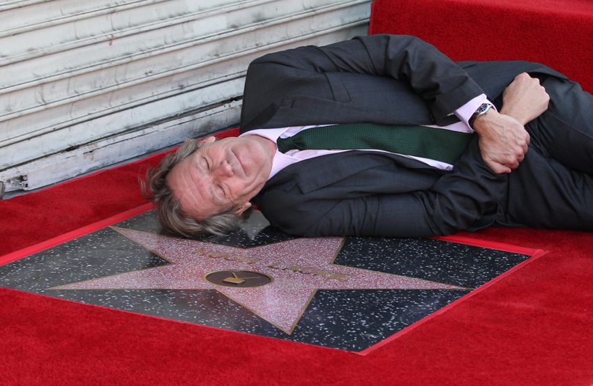 Хью Лори прилег у своей звезды в Голливуде, 2016. Фото: legion-media.ru