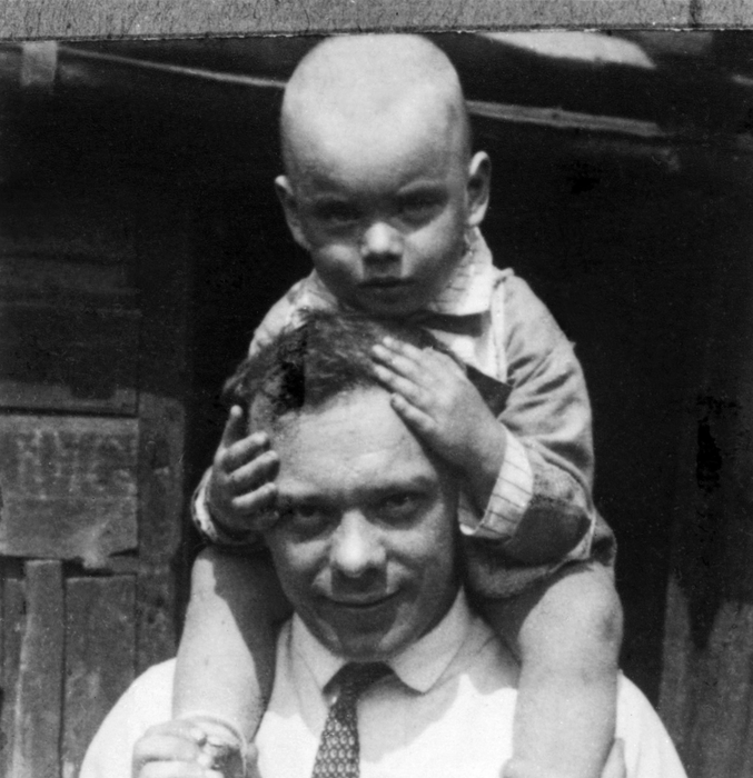 Алексей Баталов в детстве с отцом. Фото: legion-media.ru