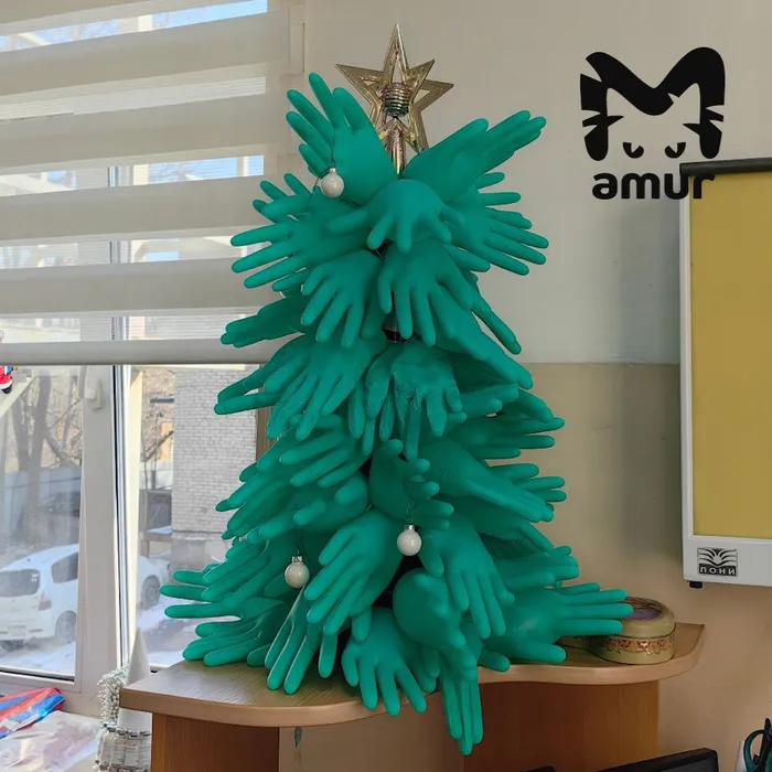 Амурские врачи украсили тубдиспансер елкой из перчаток и гирляндой из склянок. Фото: t.me/amur_mash