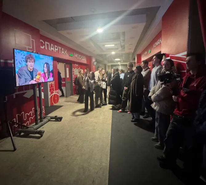 Участники шоу наблюдает за своими соперниками из-за кулис. ФОТО: Жизнь