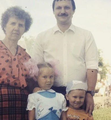 Ксения с бабушкой, отцом и братом. Фото: личный архив