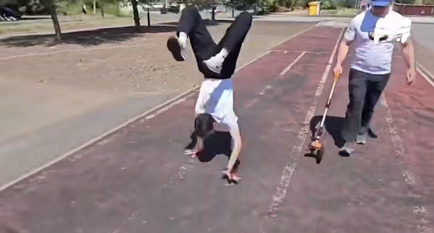 Акробат из Владикавказа установил рекорд России, пройдя 75 метров на руках. Фото: t.me/mashnasporte