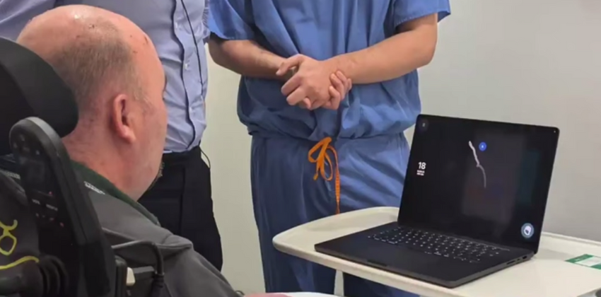 Neuralink впервые вживила имплант паралитику, он смог сыграть на ПК силой мысли. Фото: соцсети