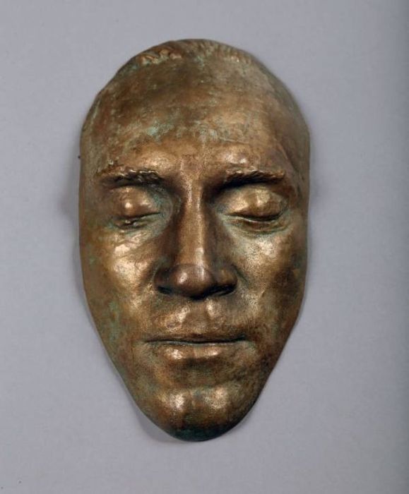 Марина Влади продает на аукционе посмертную маску Высоцкого за 100 000 евро. Фото: t.me/starhitru