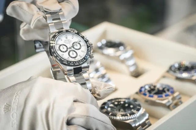 В Москве 19-летняя девушка отдала мошенникам 17 млн с ювелиркой и часами. Фото: соцсети