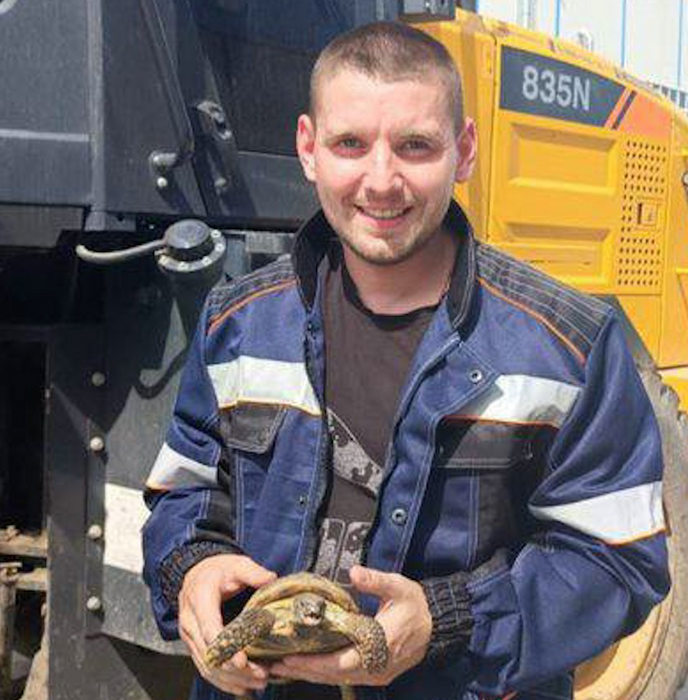 На Урале сортировщик отходов спас черепаху, которую хозяева выкинули в мусорку. Фото: t.me/url_mash