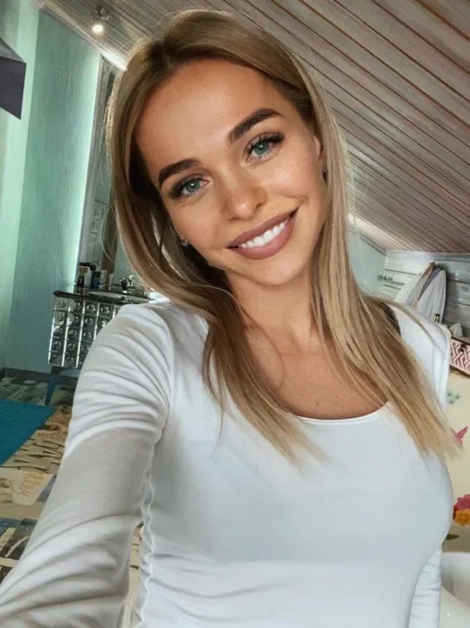 Анна Хилькевич пошла на пластику из-за растянувшегося после третьих родов живота. Фото: соцсети