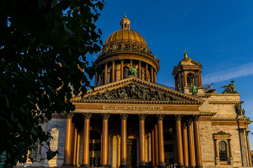 Исаакиевский собор выполнен в стиле позднего классицизма. Его величие притягивает к себе внимание петербуржцев и туристов. Фото: Лицензионный фотобанк СПб ГБУ "ГТИБ"