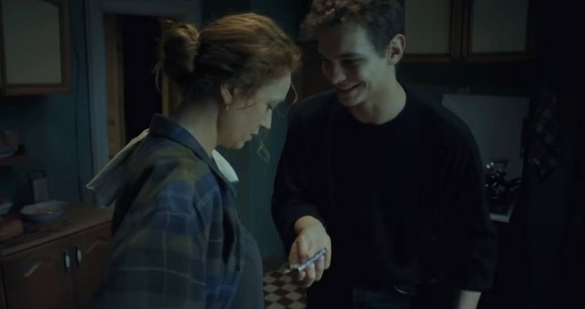 Сыновья пытаются помогать матери. Кадр из сериала "Дети перемен", 2024, реж. Сергей Тарамаев, Любовь Львова