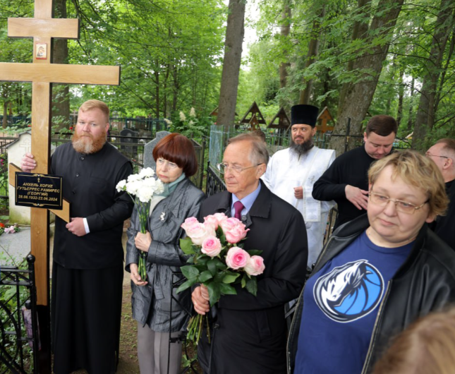 Народный артист России Николай Бурляев у могилы Анхеля Гутьерреса. ФОТО: Сергей Зорин