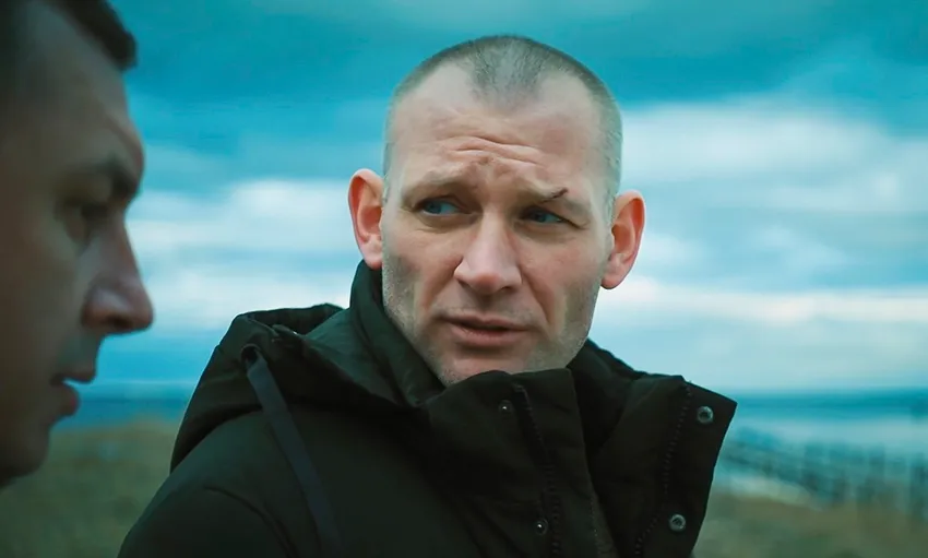 Главную роль в проекте сыграл Андрей Фролов. Кадр из сериала «Изгой. Алиби Феникса», 2022, реж. Дмитрий Аверин