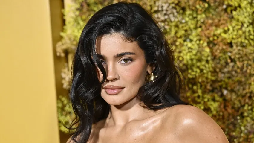 Кайли Дженнер устроила нагую фотосессию для журнала, прикрывшись плащом с бантом. Фото: соцсети