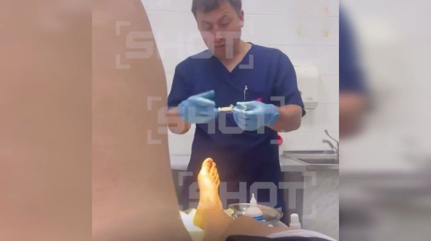 В Анапе девушка пробила ноги насквозь, наступив на выставленные соседом гвозди. Фото: t.me/shot_shot