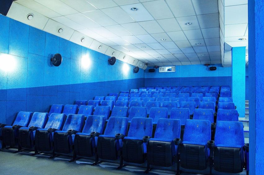 В Хакасии сотрудник кинотеатра сжег глаза 20 детям, забыв выключить УФ-лампы. Фото: t.me/shot_shot