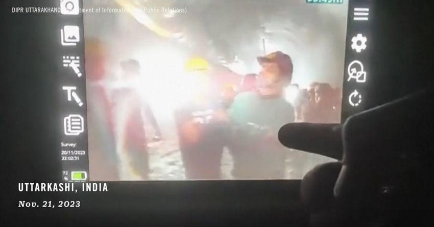 Связь с родственниками и врачами замурованные поддерживают с помощью камеры. Фото: time.com
