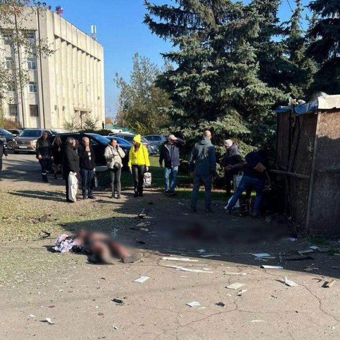 В Луганске двое пострадали от взрыва музыкальной колонки, стоявшей на улице. Фото: t.me/shot_shot