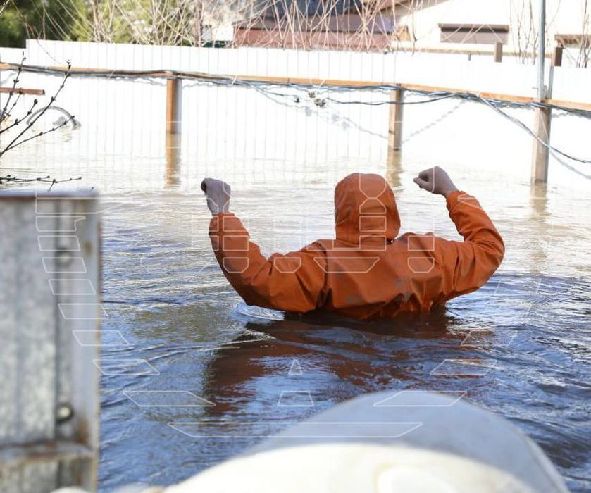 Вода полностью затопила коттеджный поселок в Оренбурге. Фото: t.me/shot_shot