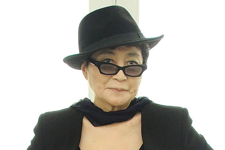 Йоко Оно приняла травинку за волос гения. Фото: biography.com