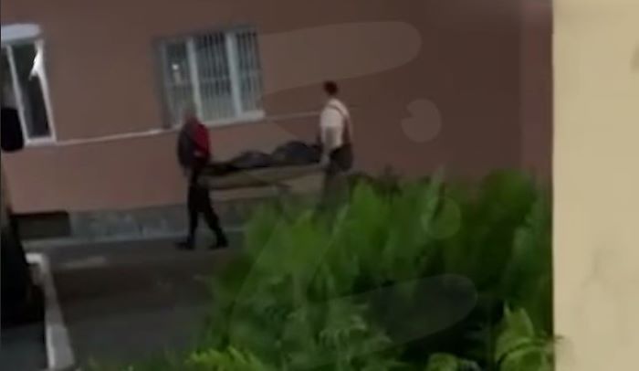 Тело погибшей уносят на экспертизу. Фото: @url_mash