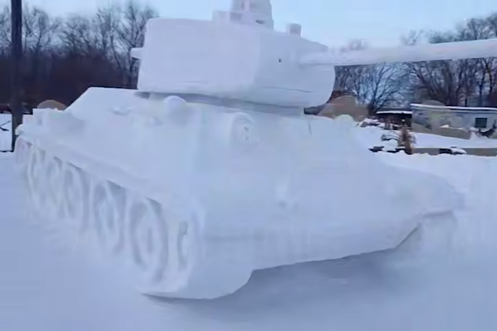 В Приморье дед с внуком построили из снега танк Т-34 в натуральную величину. Фото: t.me/amur_mash