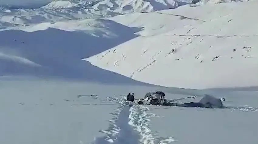 Самолет при посадке заснеженных горах развалился на части. ФОТО: @SHOT_SHOT