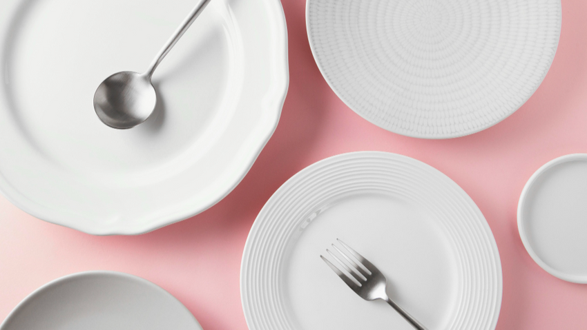 Одна из бытовых примет – это то, что нельзя оставлять на столе пустую посуду. Фото: freepik.com