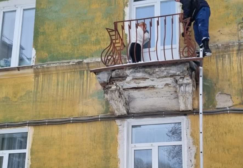 В Нижнем Тагиле 2-летний малыш запер маму на незастекленном балконе в холод. Фото: t.me/url_mash