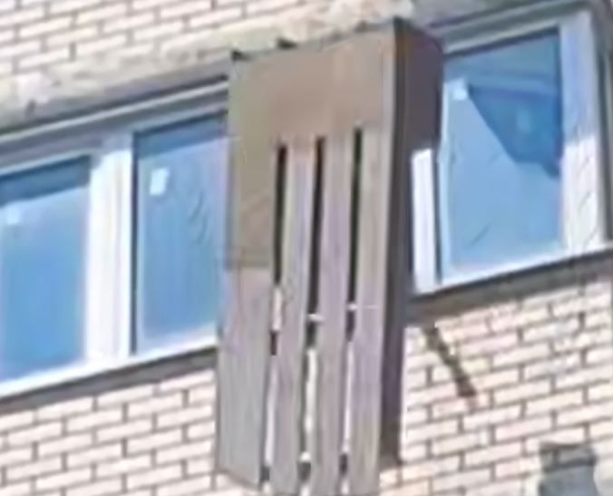 В Краснодаре женщина решила избавиться от кровати, выкинув ее из окна. Фото: t.me/kub_mash