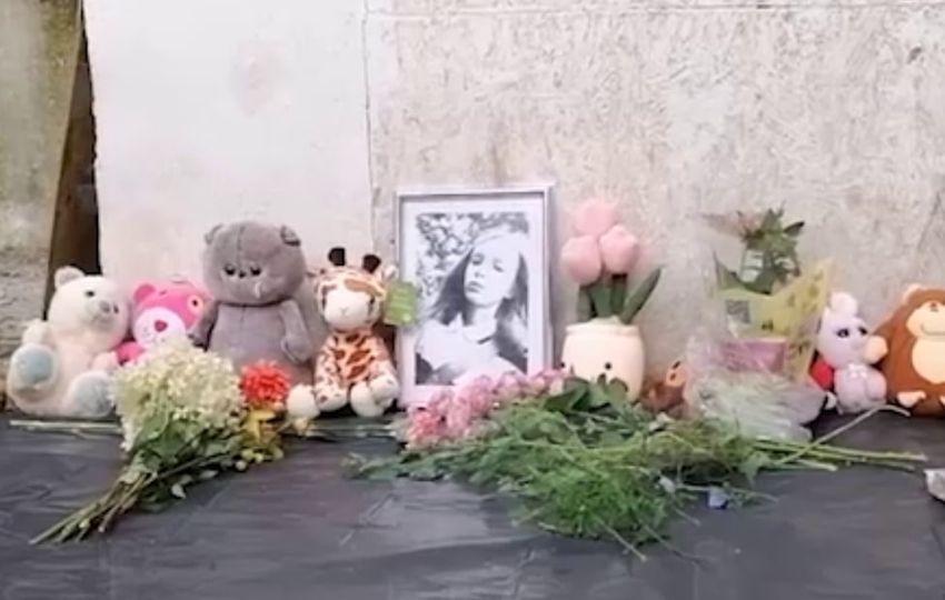 Около подъезда, где жила и была убита 11-летняя Настя Якина, появился стихийный мемориал. Фото: t.me/@url_mash