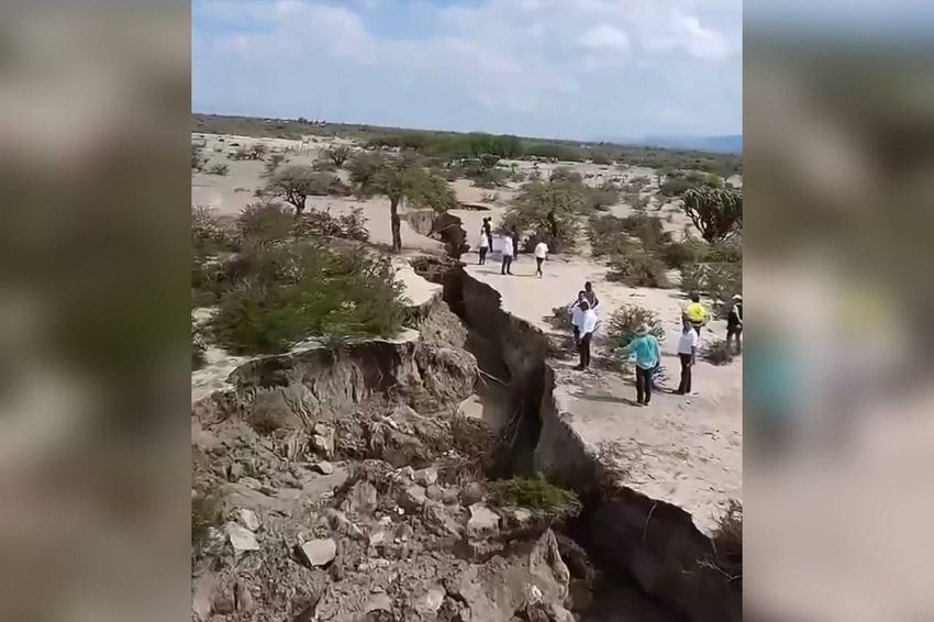 В Мексике треснула земля и образовался разлом земли длиной в 7 км. ФОТО: Х (ЗАПРЕЩЕН В РОССИИ) / @victorabreramx