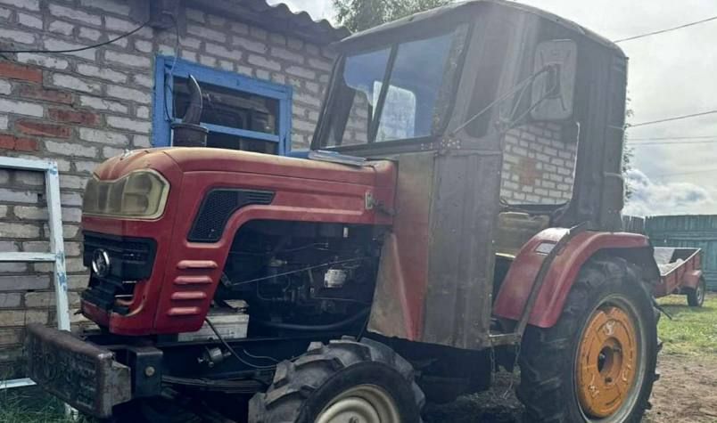В Бурятии 5-летний малыш сел за руль трактора и случайно сбил 7-летнего брата. Фото: @t.me/babr_mash