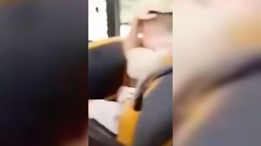 В Приморье мужчина отлупил 11-летнего парня в автобусе за то, что тот плевался. Фото: @amur_mash