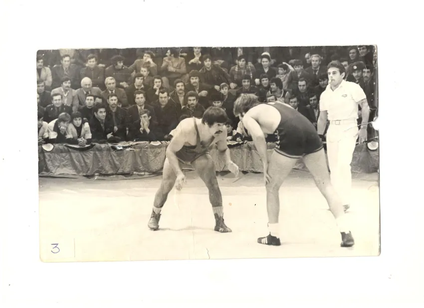 Матчевая встреча сборных СССР — США по вольной борьбе. На ковре вновь Р. Бадалов (слева) и Д. Шульц. (2 февр. 1981 г., г. Грозный, здание цирка). Фото: личный архив Руслана Бадалова