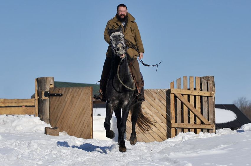 Герман Стерлигов предпочитает быть на коне. ФОТО: соцсети