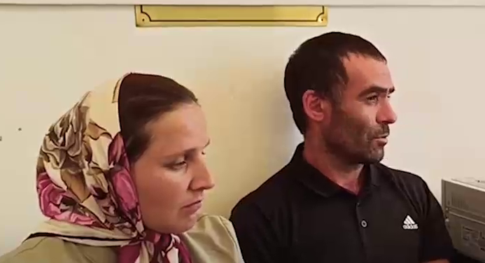 В Дагестане гаишники заставили пьяного пассажира шпаклевать стены в отделе. Фото: @t.me/mash_gor