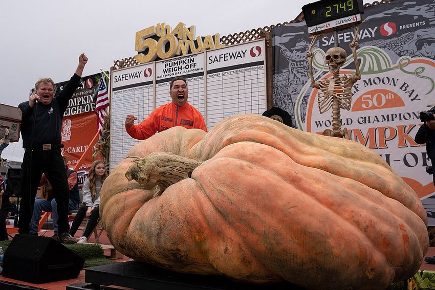 Тыква-рекордсмен и её "папа". Фото: Фейсбук (запрещён в РФ) / @Travis's Pumpkins