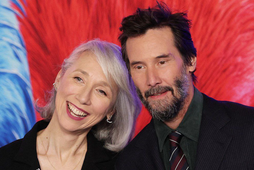 Киану Ривз тайно женился на художнице, которую его фанаты называют «бабушкой». Фото: t.me/SuperRu