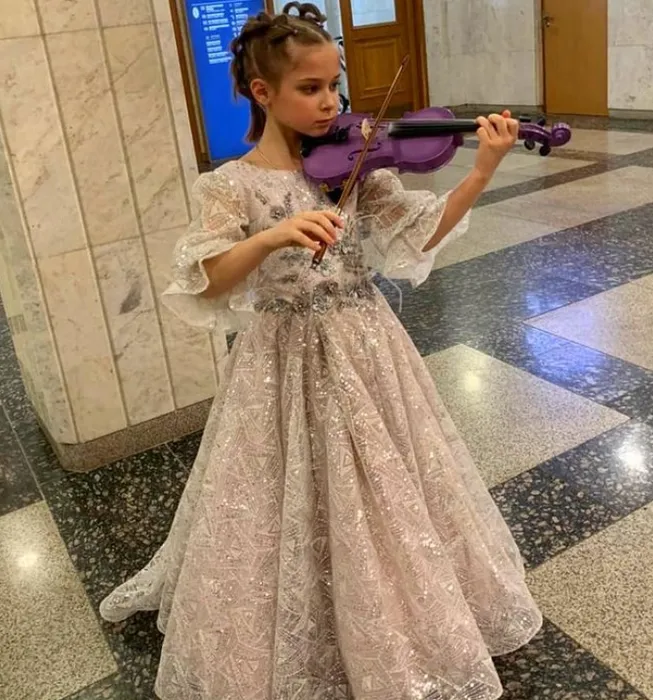 Лиза осваивает игру на скрипке. Фото: Инстаграм (запрещен в России) / @dariasagalova