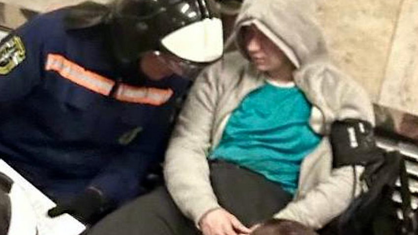 В новосибирском метро парень из-за головокружения упал под поезд и чудом выжил. Фото: t.me/mash_siberia