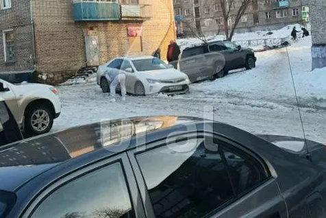 На Урале мэр Алапаевска поехал разбираться с неочищенным снегом и сам застрял. Фото: t.me/url_mash