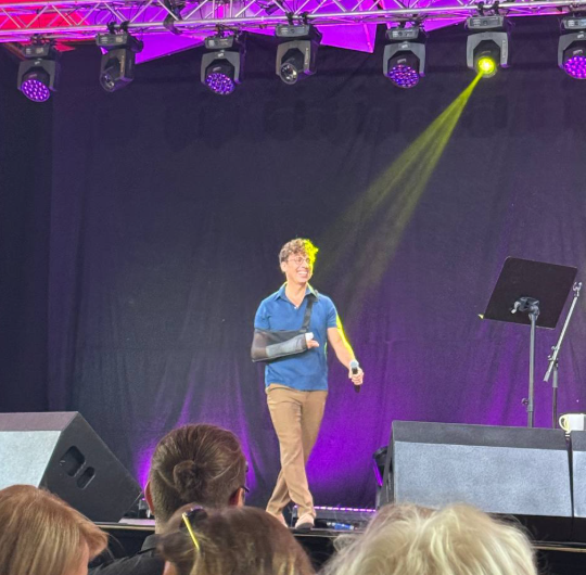 На сцене в Юрмале Галкин выступал с забинтованной кистью. ФОТО: соцсети