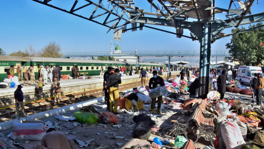 Крупный теракт на ж/д станции в Пакистане. Фото: edition.cnn.com