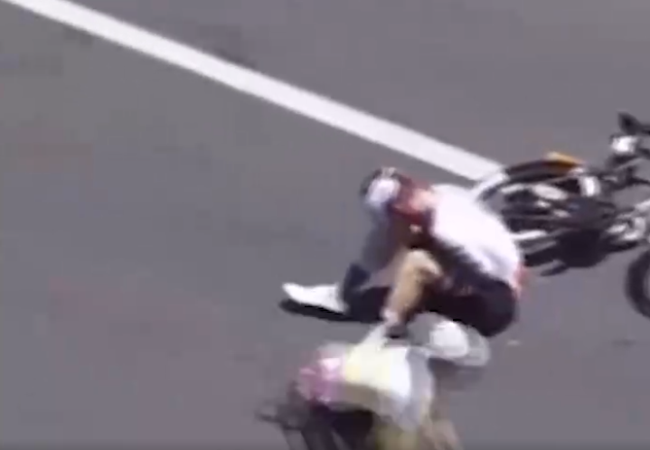 После столкновения велосипедисту понадобилось время, чтобы прийти в себя. ФОТО: соцсети