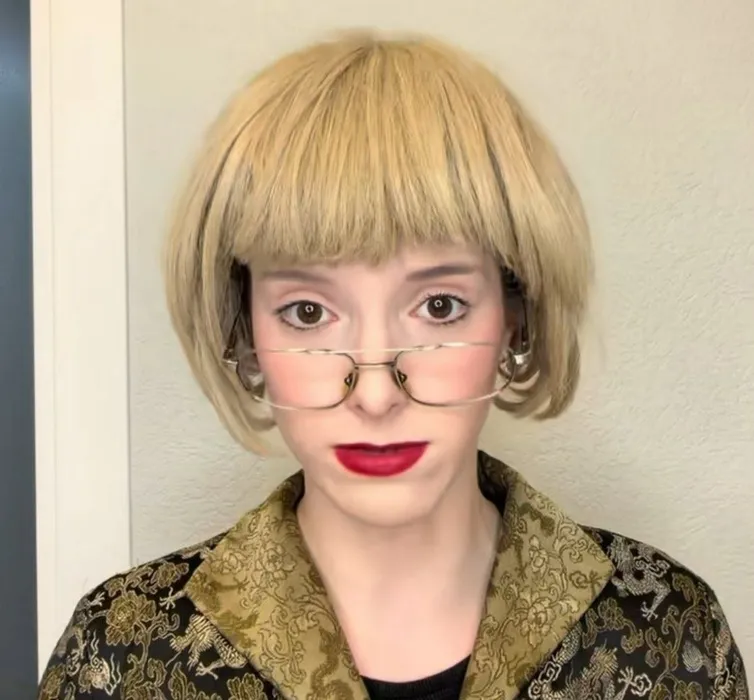 Блогерша, играющая вредную учительницу, запатентовала фразу «дорогу педагогу». Фото: соцсети