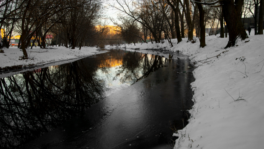 Если в ноябре на юге России еще где-то греет солнце, то уже в Сибири вовсю начинаются первые морозы. Фото: freepik.com