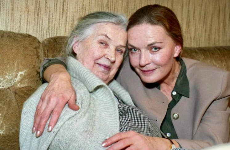 Людмила Чурсина с любимой сестрой Эвелиной. ФОТО: соцсети